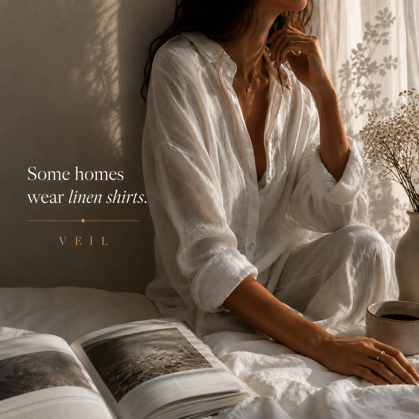 Veil Calliopi Scents γυναίκα με λευκό πουκάμισο