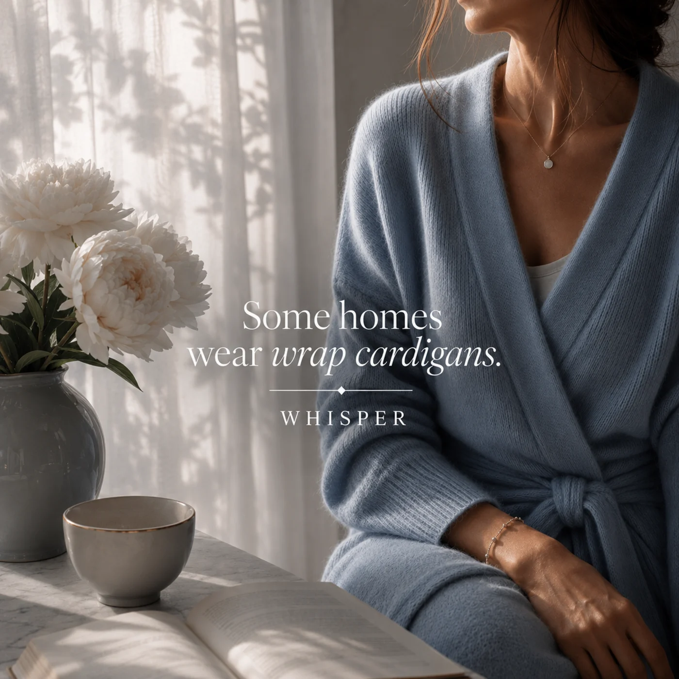 Whisper Calliopi Scents γυναίκα με γαλάζιο πουλόβερ