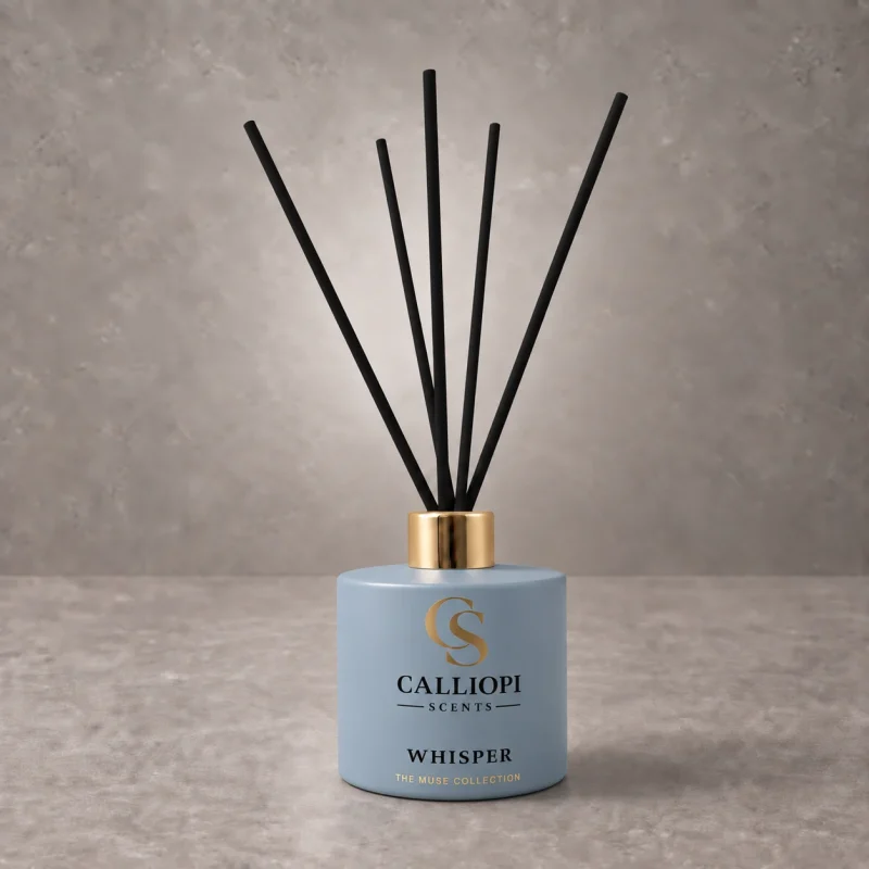 reed diffuser Whisper Calliopi Scents εμπρόσθια λήψη με reeds