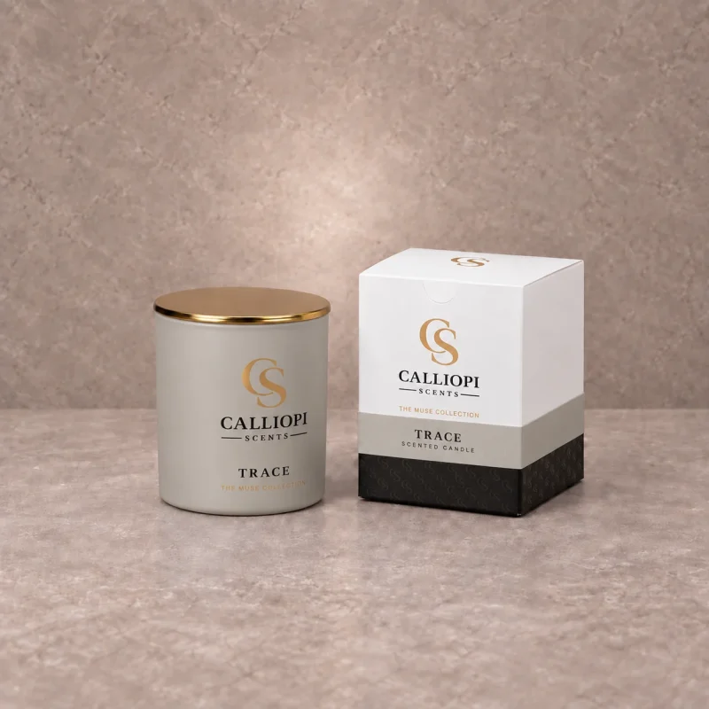 αρωματικό κερί Trace Calliopi Scents με το κουτί συσκευασίας του