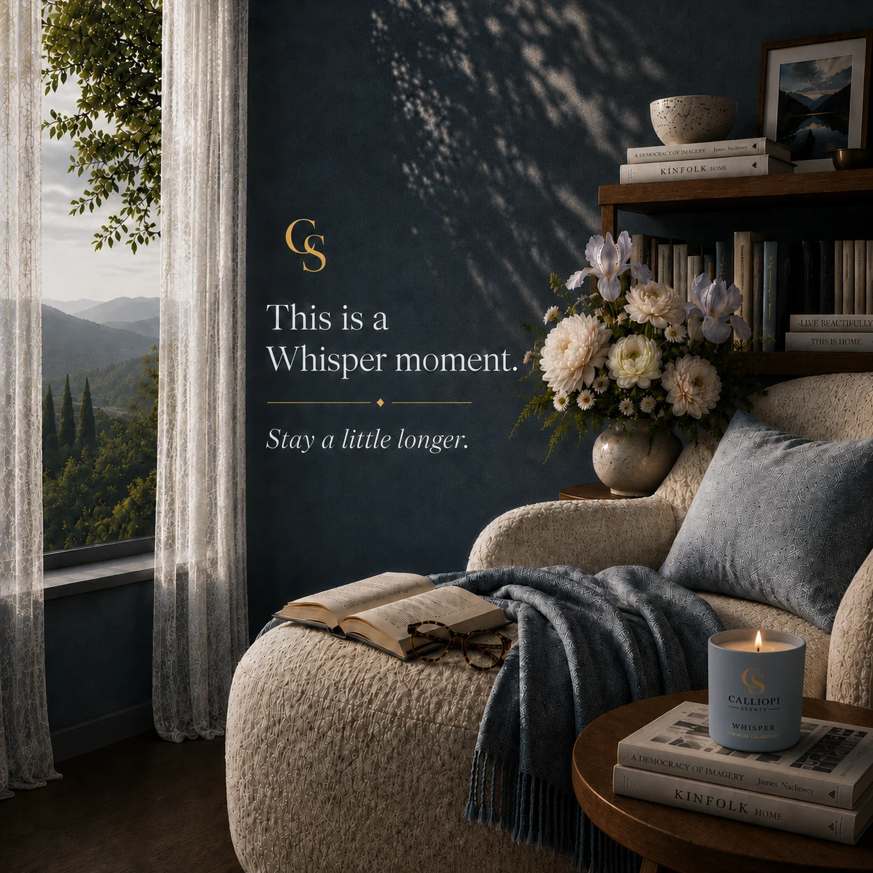 Αρωματικό κερί Whisper της Calliopi Scents σε καθιστικό σε editorial σύνθεση για την Muse Collection