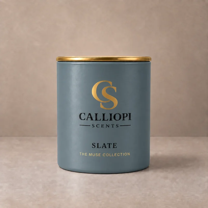 αρωματικό κερί Slate Calliopi Scents εμπρόσθια λήψη με χρυσό καπάκι