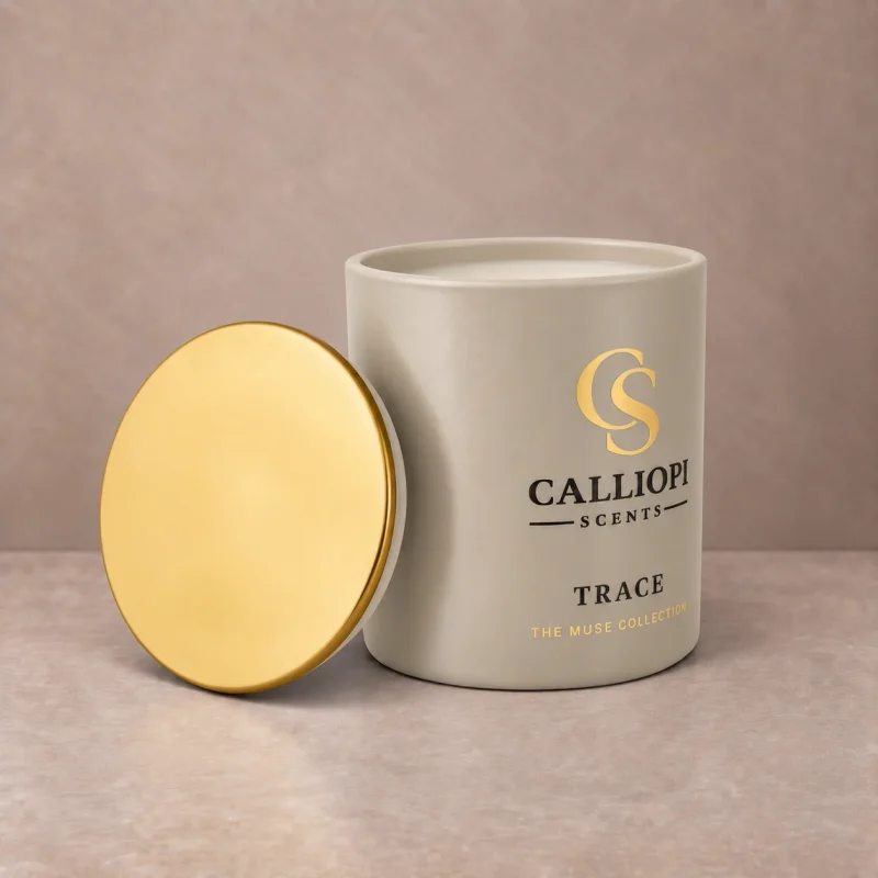 αρωματικό κερί Trace Calliopi Scents πλάγια λήψη με χρυσό καπάκι στο πλάι
